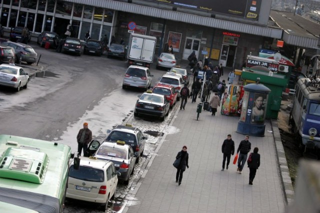 Zmiana organizacji ruchu przed  dworcem PKP Poznań Główny może nie wyeliminować "mafii taksówkarskiej".