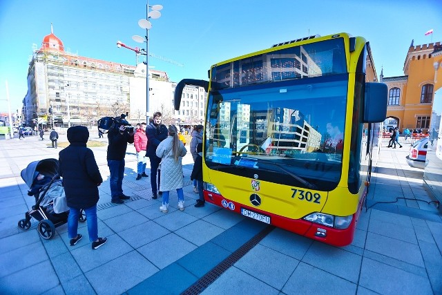 15-tysięczny pacjent został zaszczepiony w sobotę (12 marca) pod wrocławskim Dworcem Głównym. Zachar mieszka w Polsce od 3 miesięcy i pracuje w budowlance.