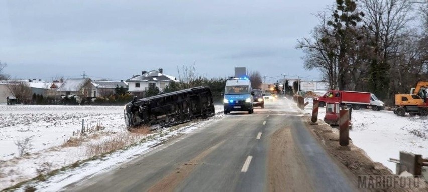 W Prószkowie przewrócił się bus.