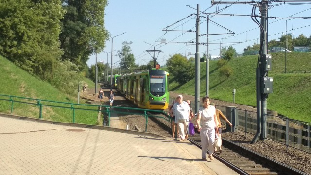 Tramwaje zatrzymywały się przed przystankiem PST "Słowiańska".