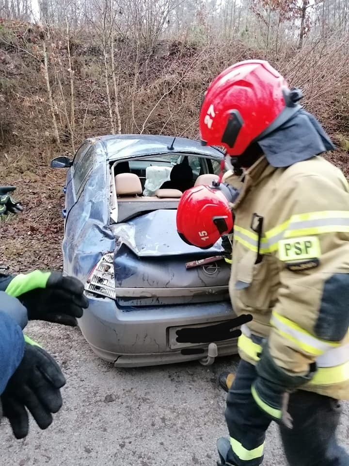 Kurki. Groźny wypadek. Opel uderzył w skarpę i dachował (zdjęcia)