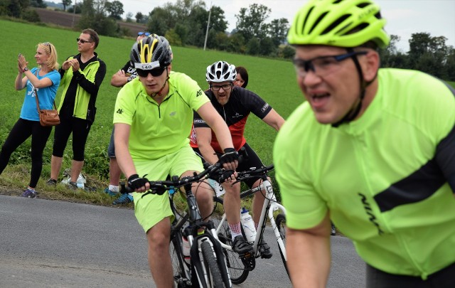 180 zawodników stanęło na starcie Ogólnopolskiego Wyścigu Kolarskiego dla Amatorów Renegat Cyclo Cuiavia. Do pokonania mieli cztery pętle trasy Kruszwica - Lachmirowice, Lachmirowice -Baranowo, Baranowo-Kruszwica. Start i meta w Kruszwicy przy Hoteliku Sportowym. Sportowcy walczyli o Puchar Popiela. Starterem honorowym zawodów był Tadeusz Majewski, starosta inowrocławski. Imprezę prowadziła Aleksandra Kostka, popularna pogodynka z telewizyjnej Dwójki.WYNIKI OPEN: 1. Ryszard Zawieruszyński (Osielsko), 2. Piotr Lis (Raszków), 3. Daniel Kasprowicz (Pigża), 4. Łukasz Frontczak (KK Łowicz), 5. Robert Rachowski (Strzelno), 6. Mariusz Walentyn (Bydgoszcz), 7. Sławomir Urbański (Wągrowiec), 8. Karol Olszewski (Jeżewo), 9. Leszek Kusiowski (LZS GOK Mały Rudnik), 10. Krzysztof Peryt (Czerwonak), ... 17. Marcin Gryboś (Mogilno), 26. Szymon Zakrzewski (Mogilno Team), 32. Przemysław Olszewski (Janikowo), 36. Konrad Kołodziejski, 37. Michał Perliński (obaj Inowrocław), 41. Patryk Kopczyński (Janikowo), 48. Arkadiusz Zarychta (Mogilno), 51. Paweł Mroczyński (Pakość), 57. Jerzy Kowalczyk (Żnin), 58. Marcin Horożaniecki (Mogilno), 70. Andrzej Kołodziejski (Inowrocław), 73. Jacek Janowski (Sport4Life Inowrocław), 77. Łukasz Rączka (Volley team Inowrocław), 79. Wojciech Weneś (Żnin). KOBIETY: 1. Swietłana Chebanenko (Bydgoszcz), 2. Małgorzata Nowacka (Rowerowa Brzoza), 3. Agata Sobota (Gdańsk), 4. Izabela Marciniak (Łódź), 5. Joanna Wróblewska (Unisław), 6. Justyna Polas (Bydgoszcz), 7. Katarzyna Głodo (Toruń), 8. Sylwia Pasternak (Włocławek), 9. Alicja Graczyk (Renegat Mogilno), 10. Ewelina Turonek (Rogowo), 11. Agnieszka Gajda, 12. Dorota Balcerzak (obie Inowrocław), 13. Beata Jankowska (I.C.E. Studio Inowrocław).