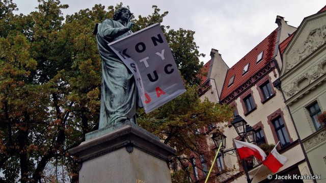 Baner z napisem „KONSTYTUCJA” zawisł na pomniku Kopernika w zeszłą środę 15 sierpnia