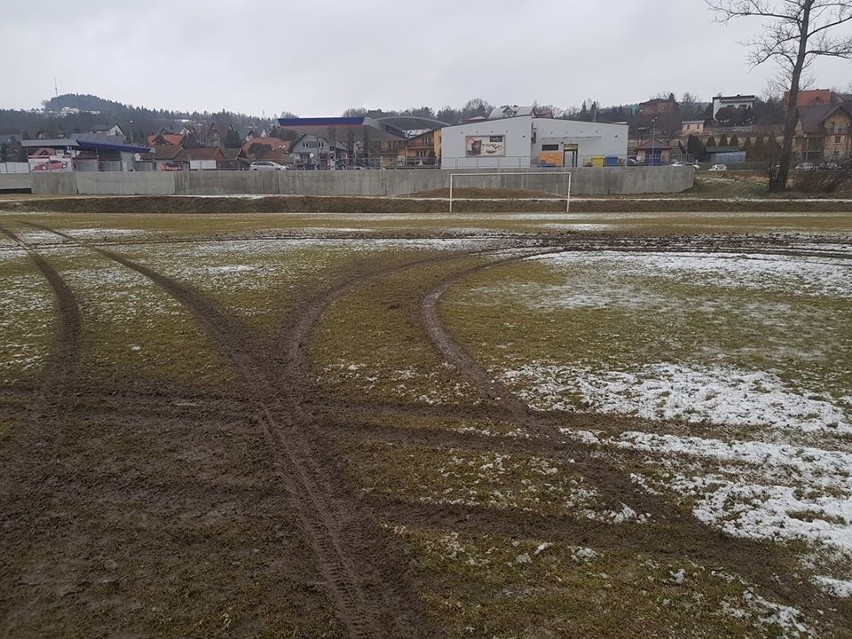 Wandal zniszczył murawę na stadionie nowosądeckiego klubu! [Zdjęcia]