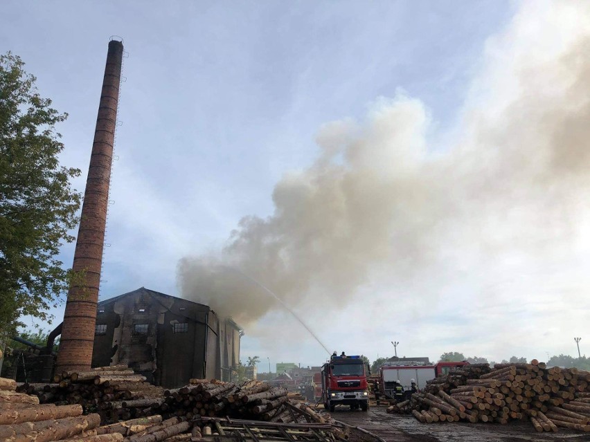 Czarna Białostocka. Pożar tartaku z trocinami o powierzchni 200 m kwadratowych. Na miejscu 15 zastępów straży pożarnej