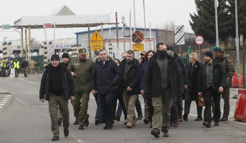 Prezydent Andrzej Duda spotkał się z uchodźcami z Ukrainy na przejściu granicznym w Korczowej [ZDJĘCIA]