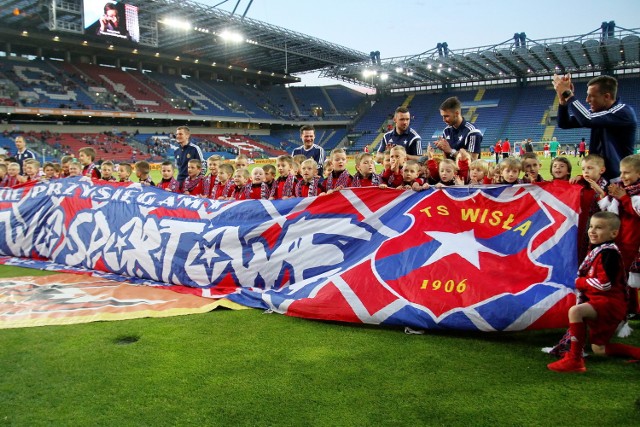 Ślubowanie młodych piłkarzy z Akademii Piłkarskiej Wisła Kraków na Stadionie Miejskim im. Henryka Reymana