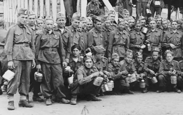 14 czerwca 1953 r. Brygada junacka w Braniewie. Leon Harkawy jest w pierwszym rzędzie, trzeci z lewej.