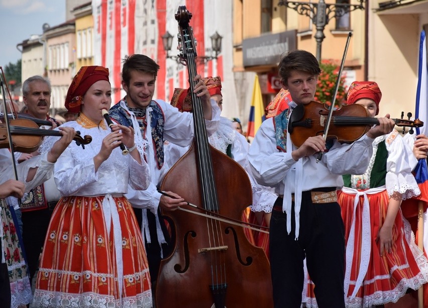 Gorlice. Festiwal Świat pod Kyczerą. Przez miejski deptak przeszedł barwny korowód artystów z różnych stron świata