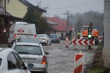 Fatalnie na ulicy Powstańców w Suchedniowie. Dziura na dziurze, a innej drogi nie ma 