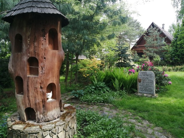 Parafialny ogród botaniczny przy Sanktuarium Matki Bożej w Bujakowie.Zobacz kolejne zdjęcia. Przesuwaj zdjęcia w prawo - naciśnij strzałkę lub przycisk NASTĘPNE