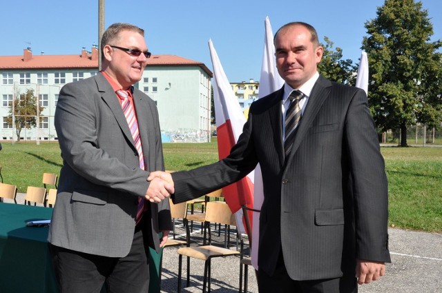 Bernard Ackermann, prezes firmy Dürr Poland (z lewej) i Radosław Kotowicz, dyrektor Zespołu Szkół Elektronicznych w Radomiu, wspólnie rozpoczęli kolejny rok współpracy.