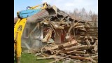 Koparką zburzyła dom letniskowy: Mieszkanka Jeleśni zrównała go z ziemią