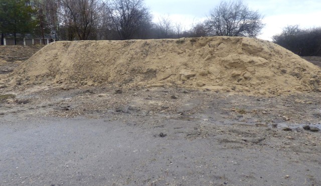 Wielka sterta piasku: w tym miejscu kończy się pierwsza część nowej obwodnicy buskiego osiedla Sikorskiego - teraz czas na budowę części drugiej.