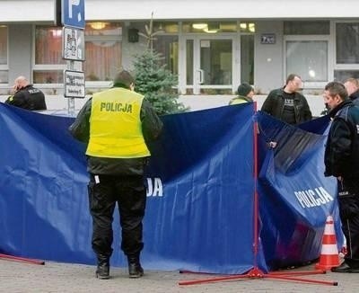 Policjanci na miejscu śmierci bezdomnego przy ul. Budryka w Krakowie Fot. Robert Szwedowski