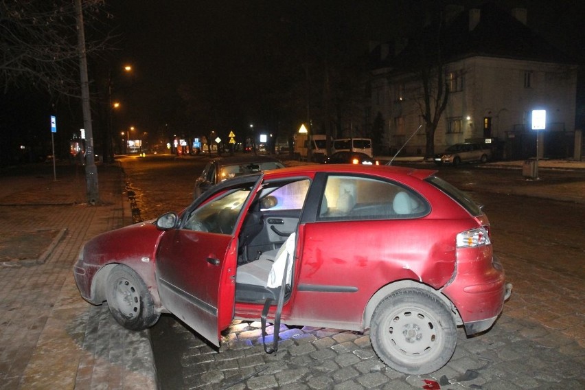 Wypadek na ul. Suchej. Ukrainiec w audi chciał zawrócić przy tymczasowym dworcu PKS