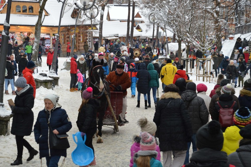 Zakopane zatłoczone. Tysiące turystów. Brakuje wody w kranach [ZDJĘCIA]