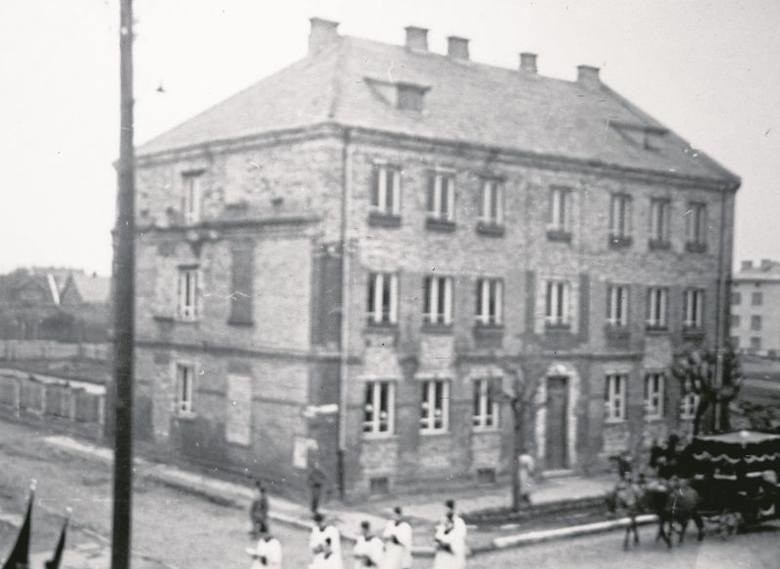 Dom przy ul. Sienkiewicza 86 w 1952 r. już po powojennej...