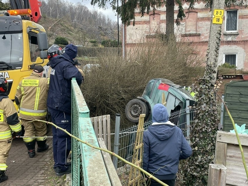 Niebezpieczny wypadek na Dolnym Śląsku. Auto wpadło do rzeki i stanęło pionowo w korycie. Kierowca nie mógł wyjść