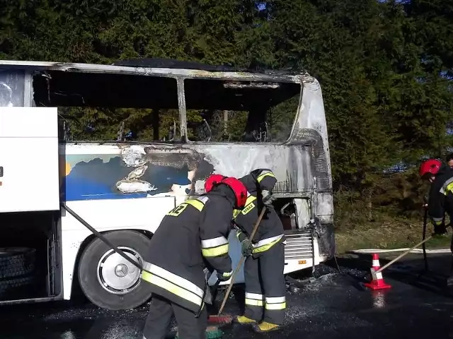 Zdaniem strażaków &#8211; przyczyną pożaru autokaru było najprawdopodobniej zwarcie instalacji elektrycznej w komorze silnika.