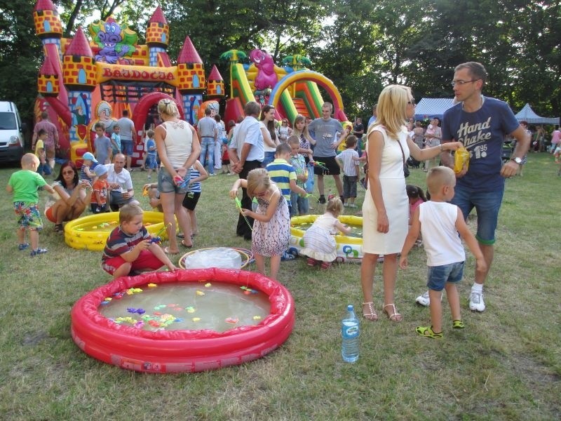 Dzieci z przyjemnością bawiły się przy basenikach z wodą