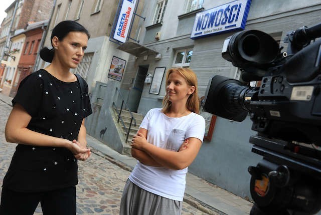 Paulina Bąk, reporterka „Interwencji” Polsatu (po prawej) z naszą redakcyjną koleżanką, Małgorzatą Oberlan, w trakcie nagrywania materiału przed redakcją „Nowości”.