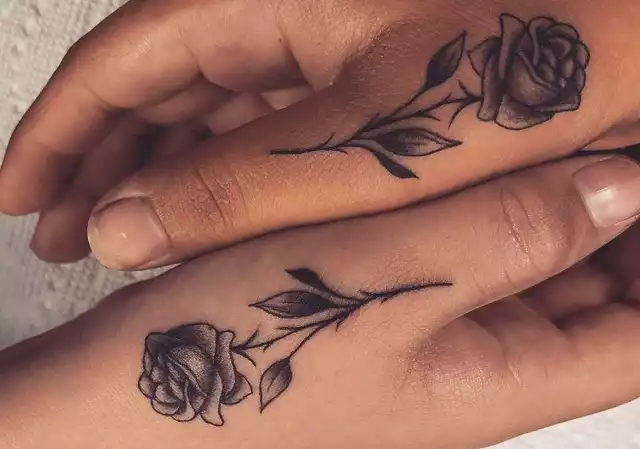 Tatuaże dla par robia zawrotną karierę. W ten sposób zdobia swoje ciała zakochani.Zobacz kolejne zdjęcia. Przesuwaj zdjęcia w prawo - naciśnij strzałkę lub przycisk NASTĘPNE