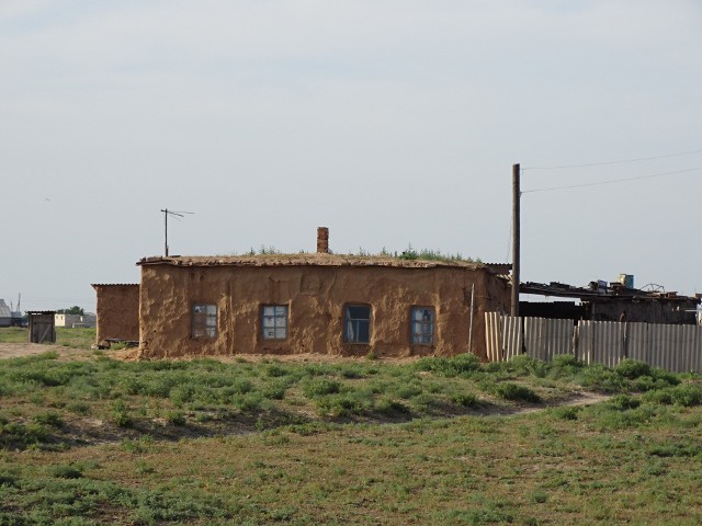 Domki-lepianki to częsty widok na kazachskiej prowincji. Podróżnik Piotr Gierasiński w czasie swej wyprawy 2,5 roku temu widział ich wiele.