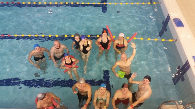 W cotygodniowych zajęciach na opolskim basenie uczestniczy od kilku do kilkunastu osób, którym pomagają studenci. 