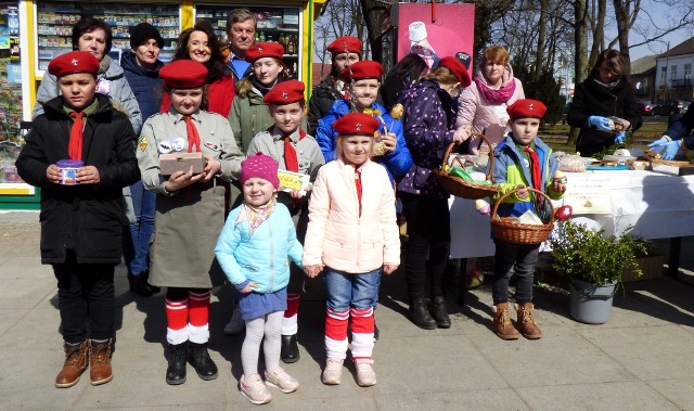 Uczniowie Szkoły Podstawowej w Siesławicach - w tym zuchy, słynne "czerwone berety" - zbierali podczas buskiego kiermaszu pieniądze na atrakcyjną wycieczkę do Kazimierza Dolnego.