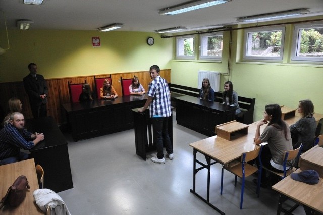 W opolskim II Liceum Ogólnokształcącym jedną z klas szkolnych zamieniono na salę sądową.