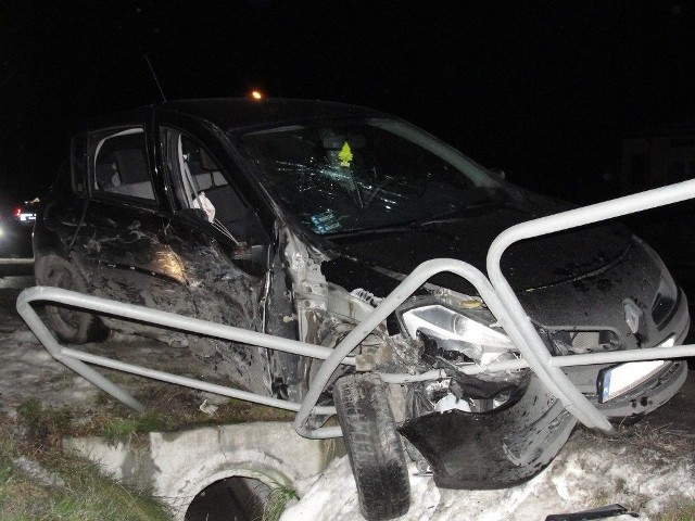 Renault uszkodzony w środowym wypadku w Osieku.