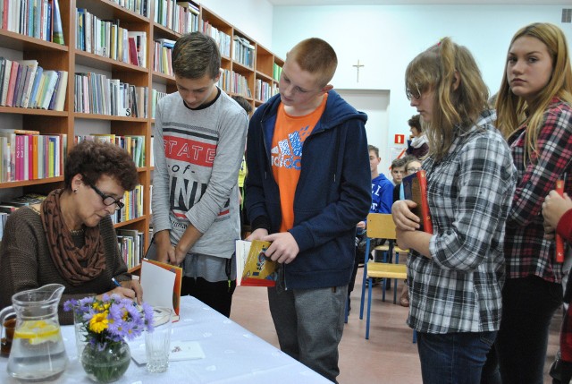 Barbara Ciwoniuk po spotkaniu  bardzo chętnie podpisywała młodzieży książki oraz  rozmawiała  z uczniami