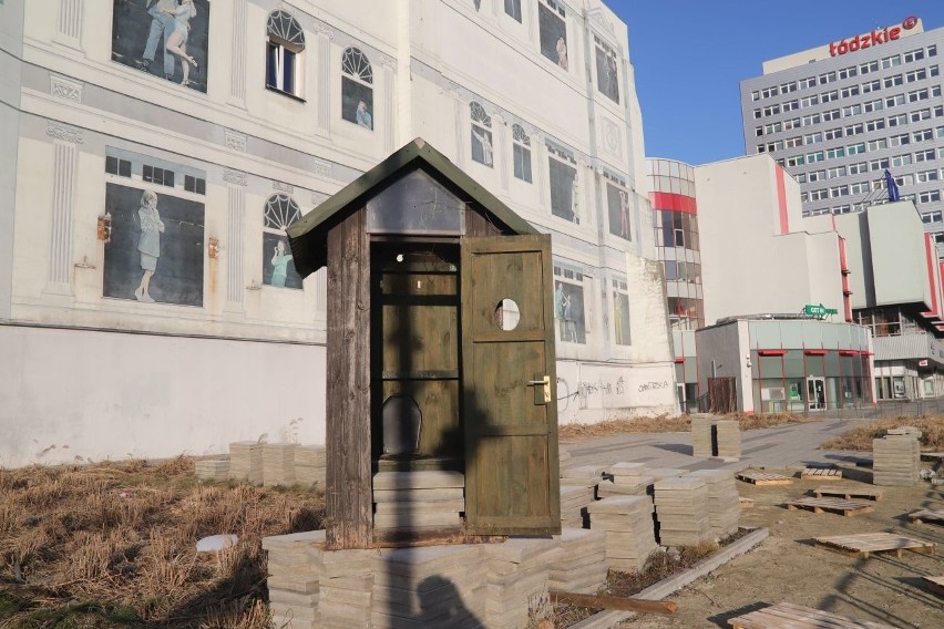 Piotr Misztal stawia kolejne drewniane toalety w centrum Łodzi ZDJĘCIA