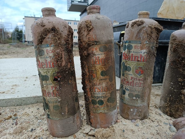 W Sulęcinie dokopano się do muru miejskiego i znaleziono kilkadziesiąt starych butelek słynnego likieru.