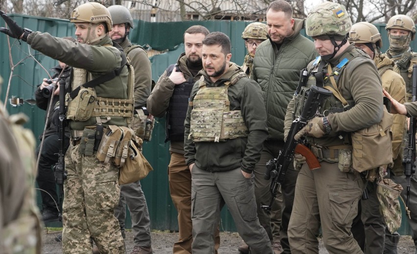 Prezydent Zełeński razem z ukraińskimi żołnierzami w Buczy.