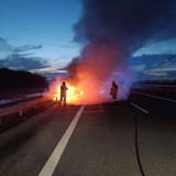 Pożar samochodu na drodze ekspresowej S8 Wrocław - Warszawa. Ruch był zablokowany