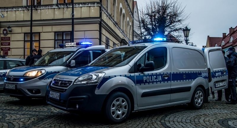 Trzy nowe radiowozy zostały przekazane do policjantów z...