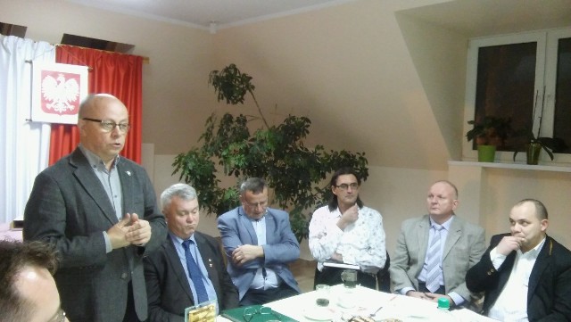 Burmistrz Kowalewa Andrzej Grabowski został nagrodzony grawerem z podziękowaniami za współpracę.