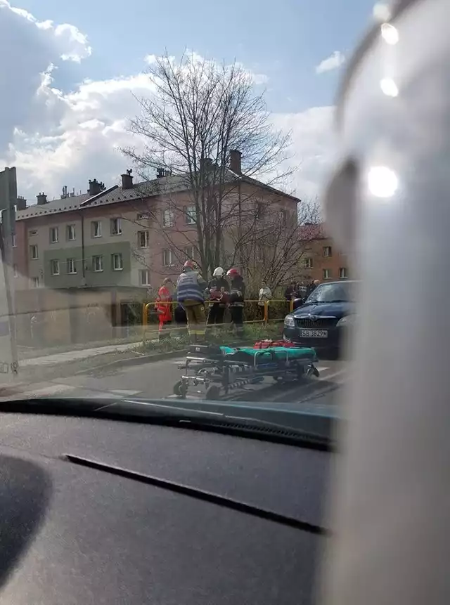 W zderzeniu trzech pojazdów na ul. Sobieskiego w Wojkowicach poszkodowanych zostało kilka osób, dwie z nich trafiły do szpitala