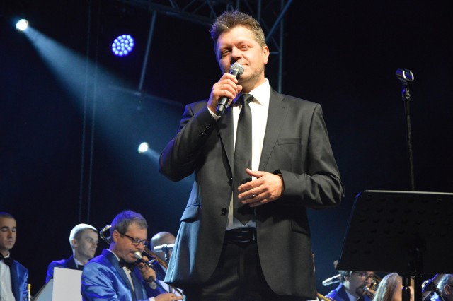 Gwiazdami winobraniowego poniedziałku byli pochodzący z Nowej Soli piosenkarz Krzysztof Kilijański, który zaprezentował się na scenie razem z Big Bandem Uniwersytetu Zielonogórskiego.