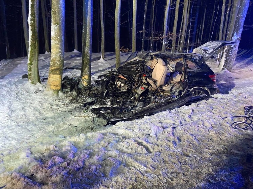 Śmiertelny wypadek przed Nowym Dworem Wejherowskim 1.02.2021. Samochód uderzył w drzewo. Zginął 26-letni kierowca. Zdjęcia