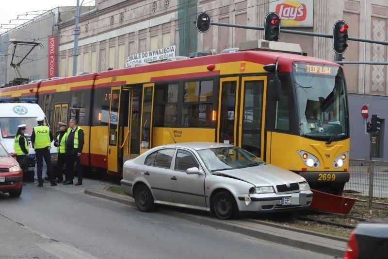 Wypadek w centrum Łodzi. Zderzył się tramwaj ze skodą. ZDJĘCIA