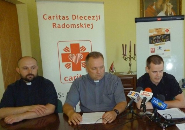 Podczas konferencji w radomskiej Caritas Michał Krajewski (od prawej), tata chorego Pawełka, dziękował  pielgrzymom za udział w zbiórce. Pieniądze trafią na  przeszczep komórek macierzystych.