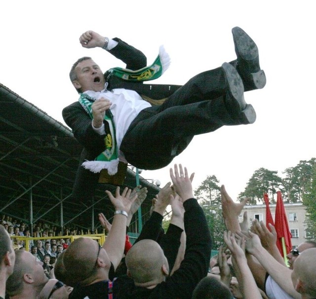 Tak cieszył się trener piłkarzy Stali Stalowa Wola Albin Mikulski, razem z kibicami "Stalówki&#8221;, po wygranych barażach z Kolejarzem Stróże w 2007 roku.
