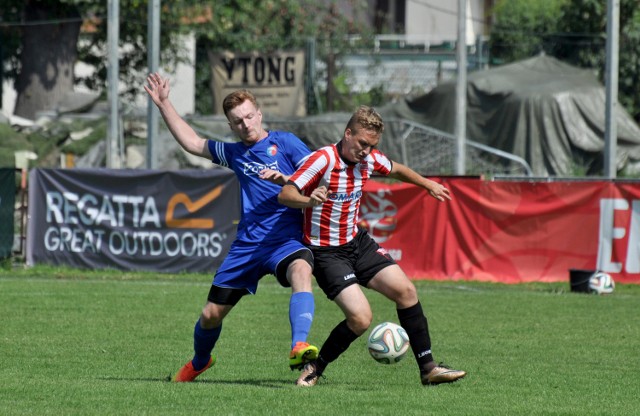 Radosław Kanach (z prawej) już gra w Cracovii. Na razie w 4-ligowych rezerwach. Nz. fragment weekendowego meczu z Orłem Piaski Wielkie.