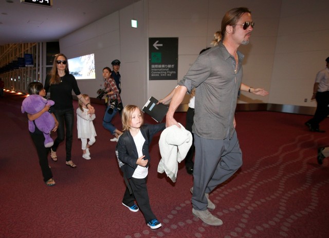 Brad Pitt oraz Angelina Jolie wraz z dziećmi na lotnisku w Tokio 28 lipca 2013r.
