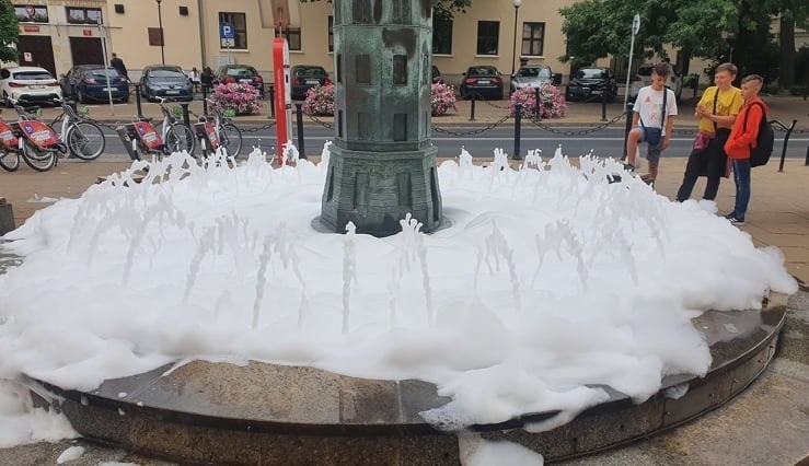 Piana w fontannie na Placu Wolności w Lublinie. Zobacz