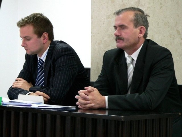 Starosta Jan Nowak (z prawej) pojawił się na wtorkowej rozprawie z nowym obrońcą.