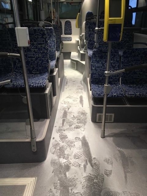 Tarnów. Przez moment było groźnie, gdy w autobusie rozszczelniła się gaśnica (ZDJĘCIA)